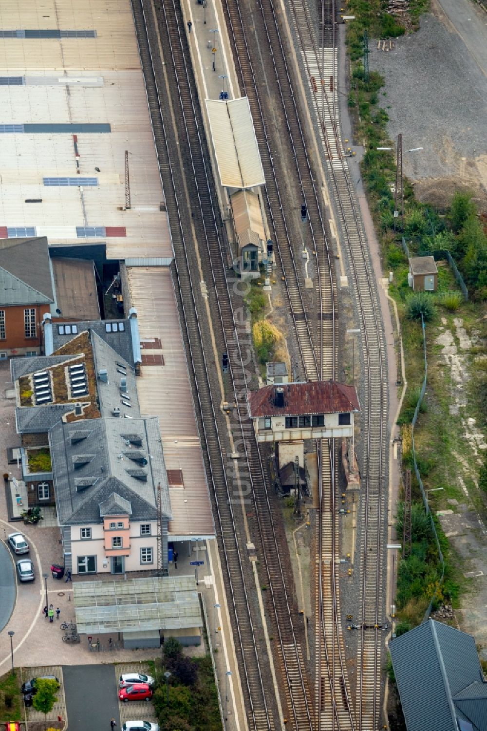 Luftaufnahme Kreuztal - Hauptbahnhof der Deutschen Bahn in Kreuztal im Bundesland Nordrhein-Westfalen, Deutschland