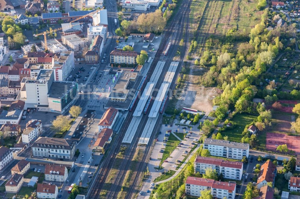 Luftaufnahme Landau in der Pfalz - Hauptbahnhof der Deutschen Bahn in Landau in der Pfalz im Bundesland Rheinland-Pfalz, Deutschland