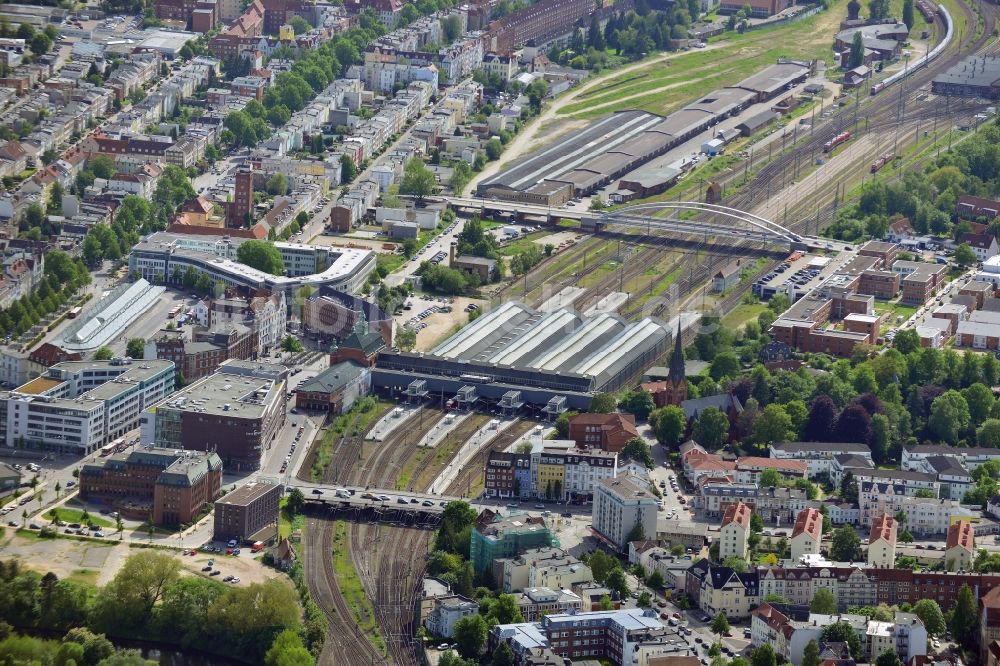 Luftaufnahme Lübeck - Hauptbahnhof der Deutschen Bahn in Lübeck im Bundesland Schleswig-Holstein