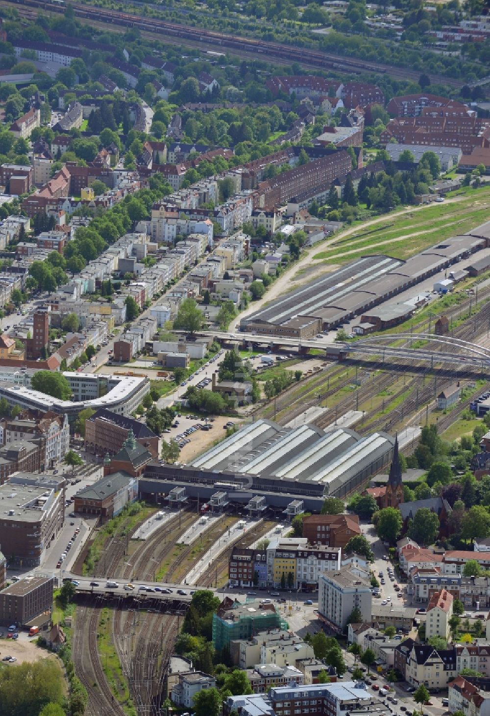 Lübeck von oben - Hauptbahnhof der Deutschen Bahn in Lübeck im Bundesland Schleswig-Holstein