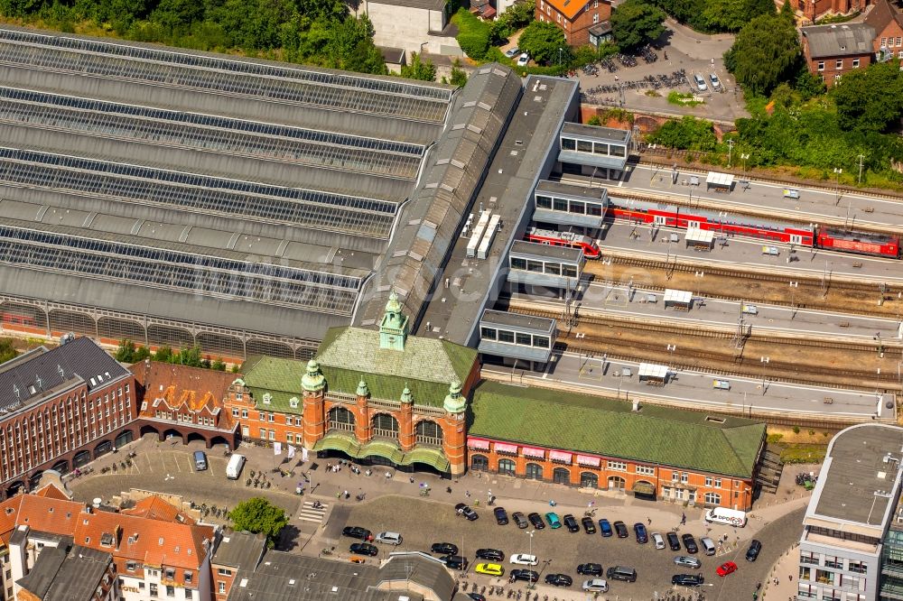 Luftaufnahme Lübeck - Hauptbahnhof der Deutschen Bahn in Lübeck im Bundesland Schleswig-Holstein