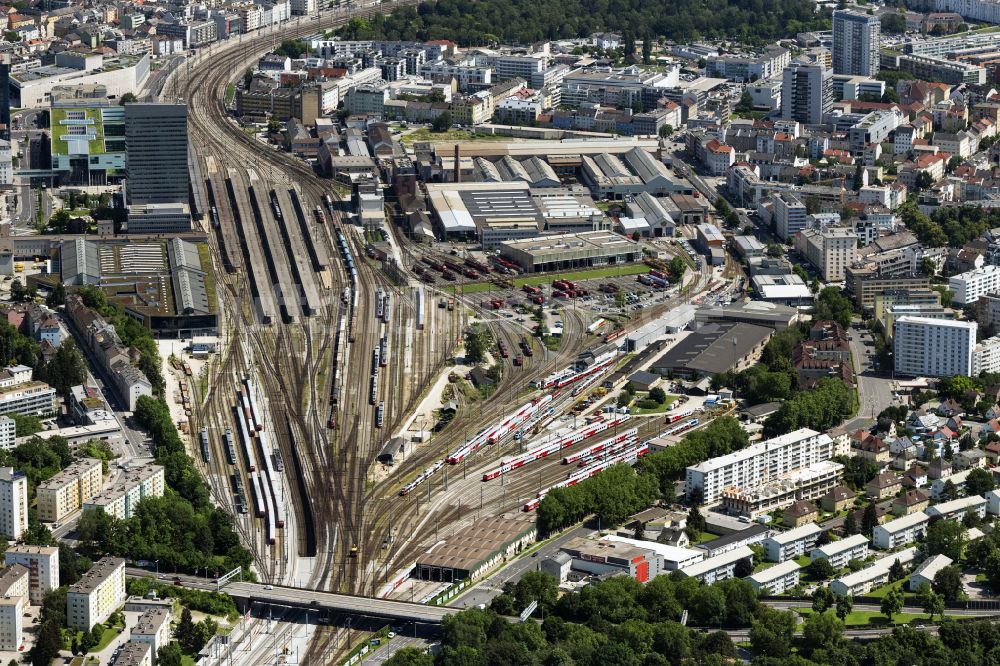 Luftaufnahme Linz - Hauptbahnhof der Deutschen Bahn in Linz in Oberösterreich, Österreich