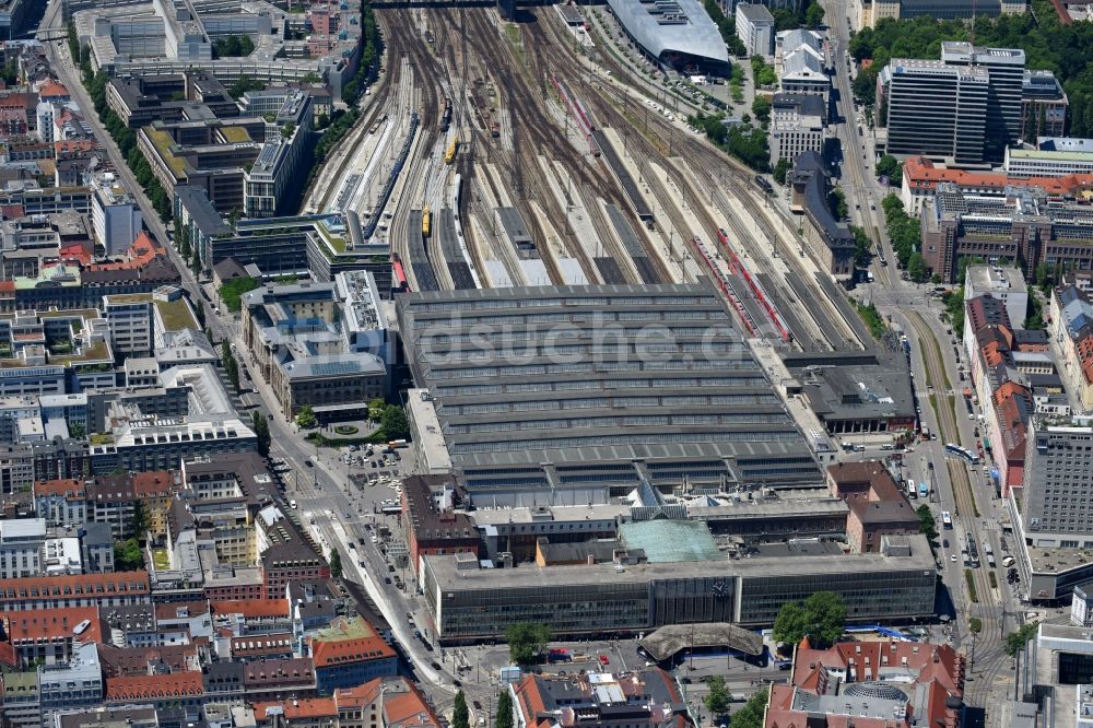 München von oben - Hauptbahnhof der Deutschen Bahn in München im Bundesland Bayern