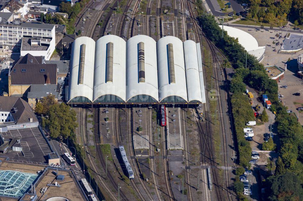 Mönchengladbach aus der Vogelperspektive: Hauptbahnhof der Deutschen Bahn in Mönchengladbach im Bundesland Nordrhein-Westfalen, Deutschland