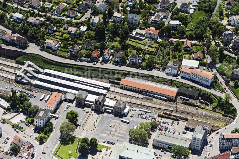 Neustadt an der Weinstraße aus der Vogelperspektive: Hauptbahnhof der Deutschen Bahn in Neustadt an der Weinstraße im Bundesland Rheinland-Pfalz, Deutschland