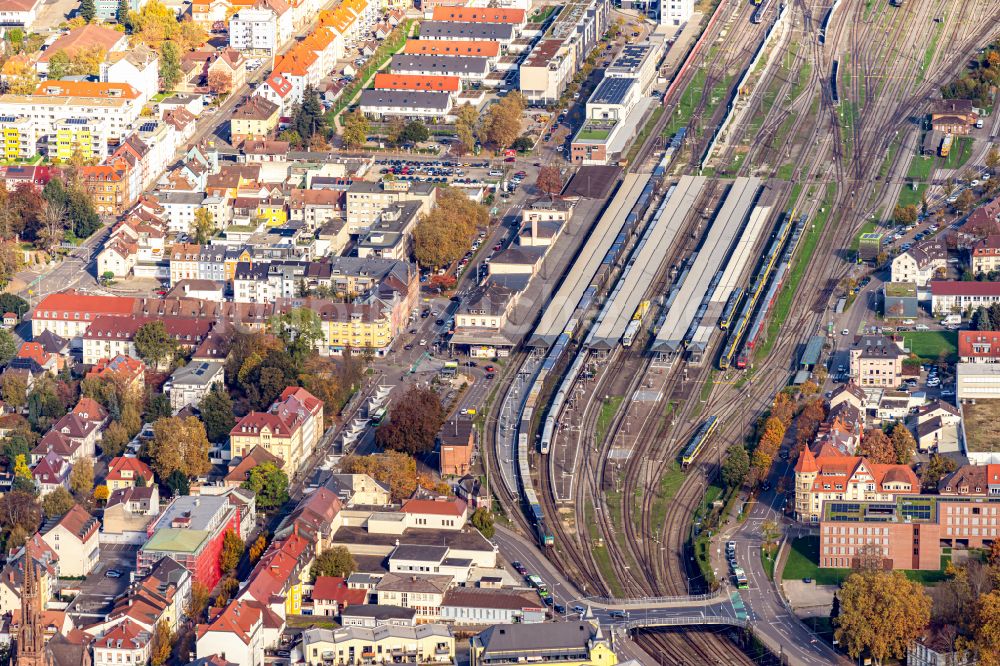 Offenburg von oben - Hauptbahnhof der Deutschen Bahn in Offenburg im Bundesland Baden-Württemberg