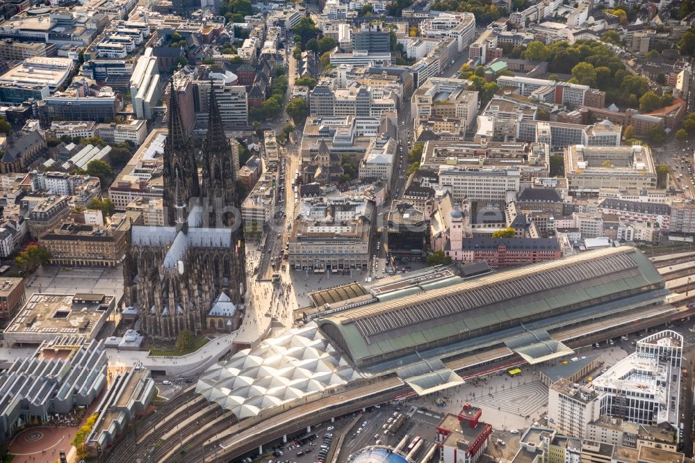 Köln aus der Vogelperspektive: Hauptbahnhof der Deutschen Bahn im Ortsteil Innenstadt in Köln im Bundesland Nordrhein-Westfalen, Deutschland