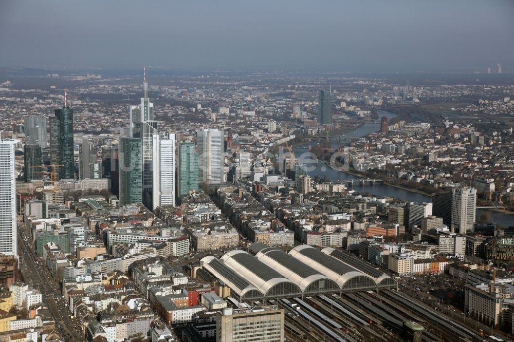 Frankfurt am Main von oben - Hauptbahnhof der deutschen Bahn vor der Skyline von in Frankfurt am Main im Bundesland Hessen