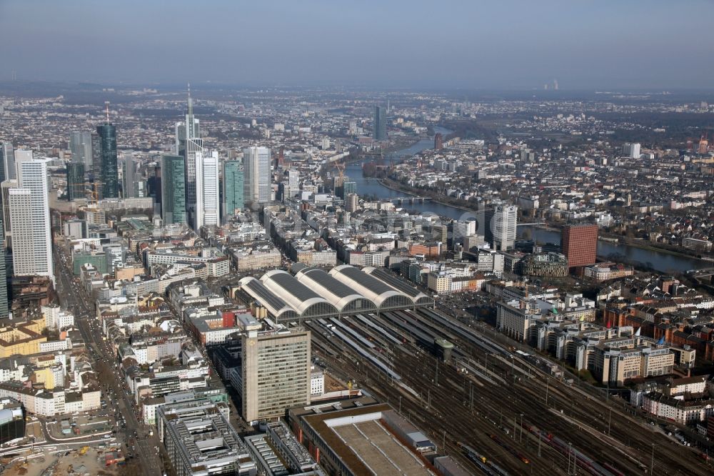 Frankfurt am Main aus der Vogelperspektive: Hauptbahnhof der deutschen Bahn vor der Skyline von in Frankfurt am Main im Bundesland Hessen