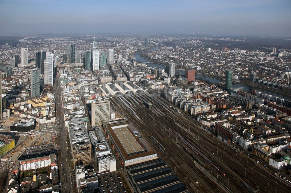 Luftbild Frankfurt am Main - Hauptbahnhof der deutschen Bahn vor der Skyline von in Frankfurt am Main im Bundesland Hessen