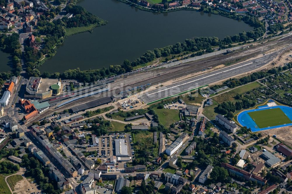 Luftbild Stralsund - Hauptbahnhof der Deutschen Bahn in Stralsund im Bundesland Mecklenburg-Vorpommern, Deutschland