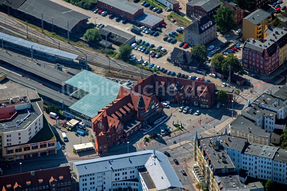 Stralsund von oben - Hauptbahnhof der Deutschen Bahn in Stralsund im Bundesland Mecklenburg-Vorpommern, Deutschland