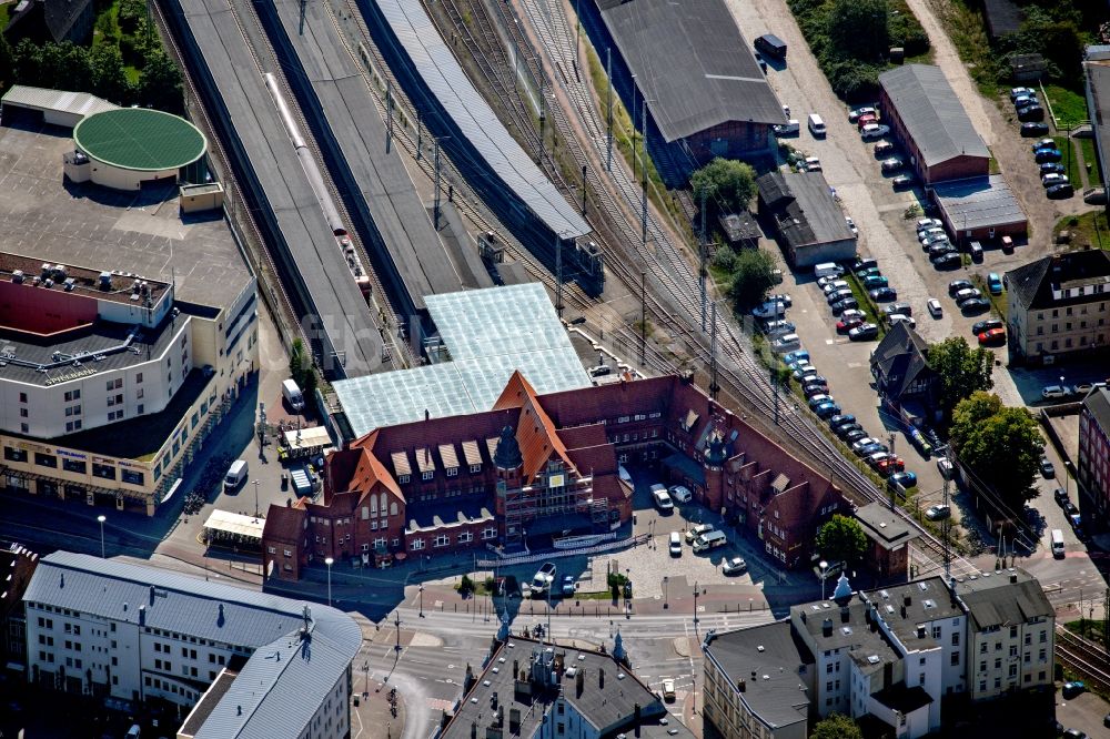 Stralsund aus der Vogelperspektive: Hauptbahnhof der Deutschen Bahn in Stralsund im Bundesland Mecklenburg-Vorpommern, Deutschland