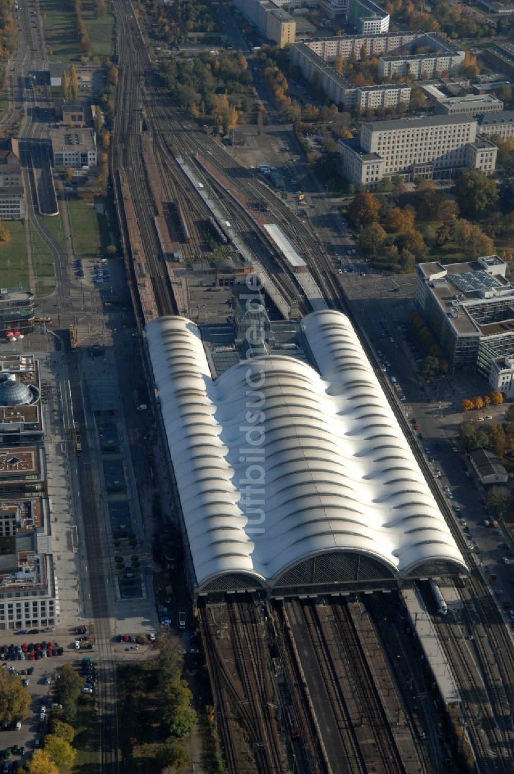 Dresden aus der Vogelperspektive: Hauptbahnhof Dresden der Deutschen Bahn in Dresden im Bundesland Sachsen, Deutschland