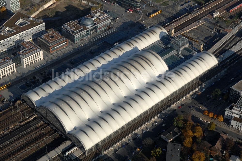 Dresden aus der Vogelperspektive: Hauptbahnhof Dresden der Deutschen Bahn in Dresden im Bundesland Sachsen, Deutschland