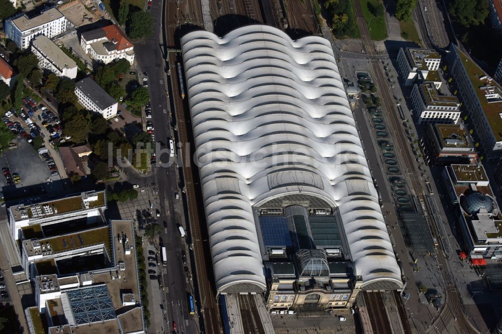 Dresden aus der Vogelperspektive: Hauptbahnhof Dresden der Deutschen Bahn in Dresden im Bundesland Sachsen, Deutschland