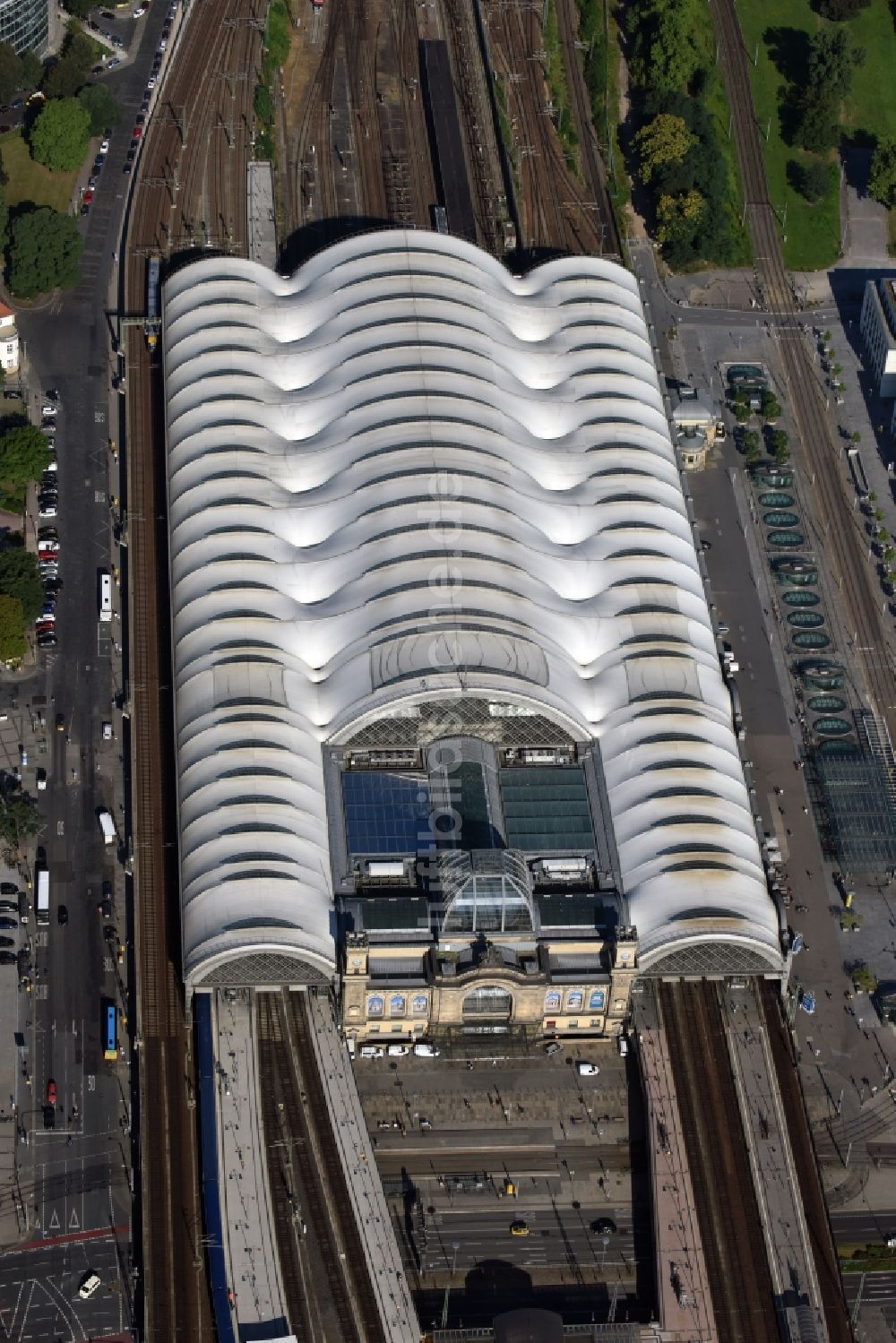 Luftaufnahme Dresden - Hauptbahnhof Dresden der Deutschen Bahn in Dresden im Bundesland Sachsen, Deutschland