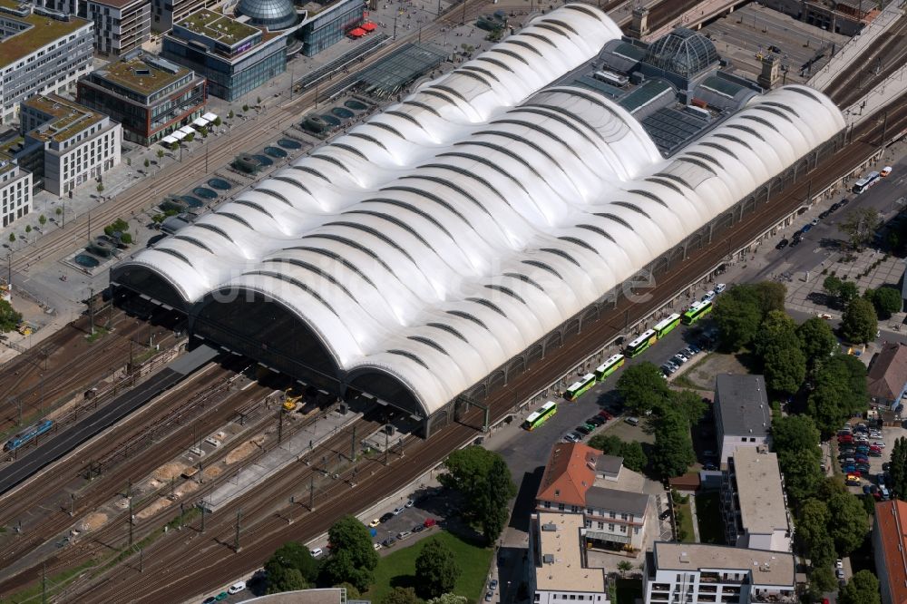 Dresden aus der Vogelperspektive: Hauptbahnhof Dresden der Deutschen Bahn in Dresden im Bundesland Sachsen, Deutschland