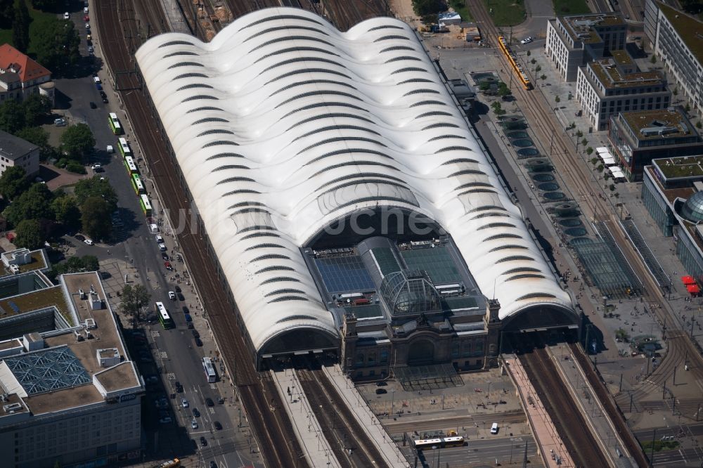 Dresden aus der Vogelperspektive: Hauptbahnhof Dresden der Deutschen Bahn in Dresden im Bundesland Sachsen, Deutschland