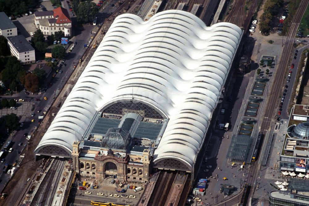 Luftaufnahme Dresden - Hauptbahnhof Dresden der Deutschen Bahn in Dresden im Bundesland Sachsen, Deutschland