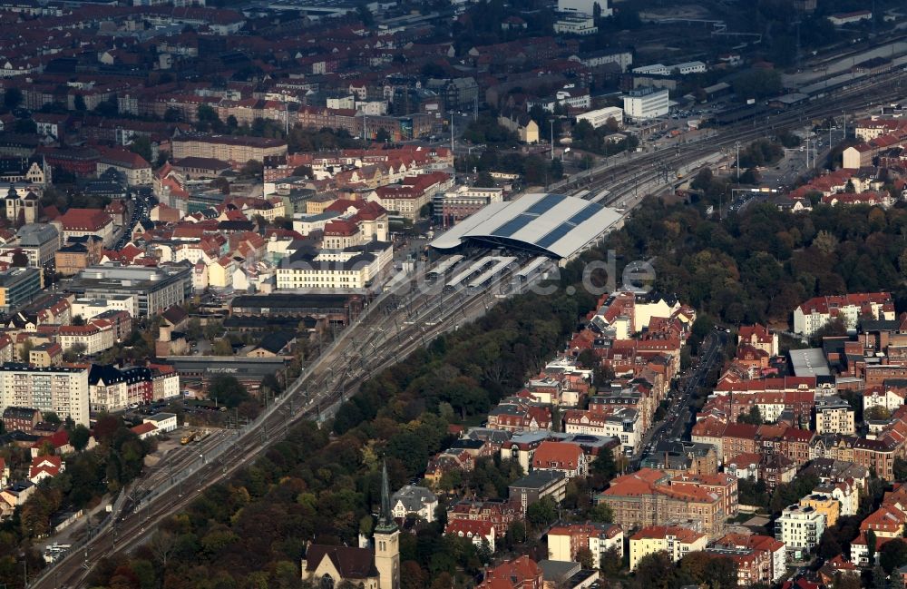 Luftbild Erfurt - Hauptbahnhof Erfurt am Willy-Brandt-Platz im Zentrum der Innenstadt von Erfurt in Thüringen