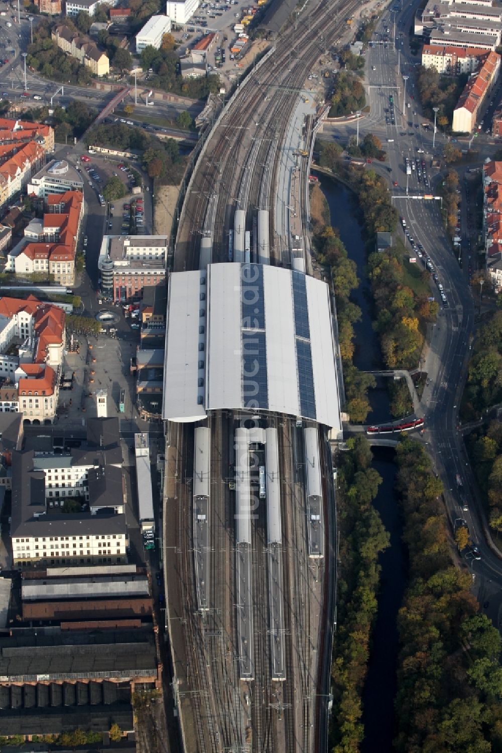 Luftaufnahme Erfurt - Hauptbahnhof Erfurt am Willy-Brandt-Platz im Zentrum der Innenstadt von Erfurt in Thüringen