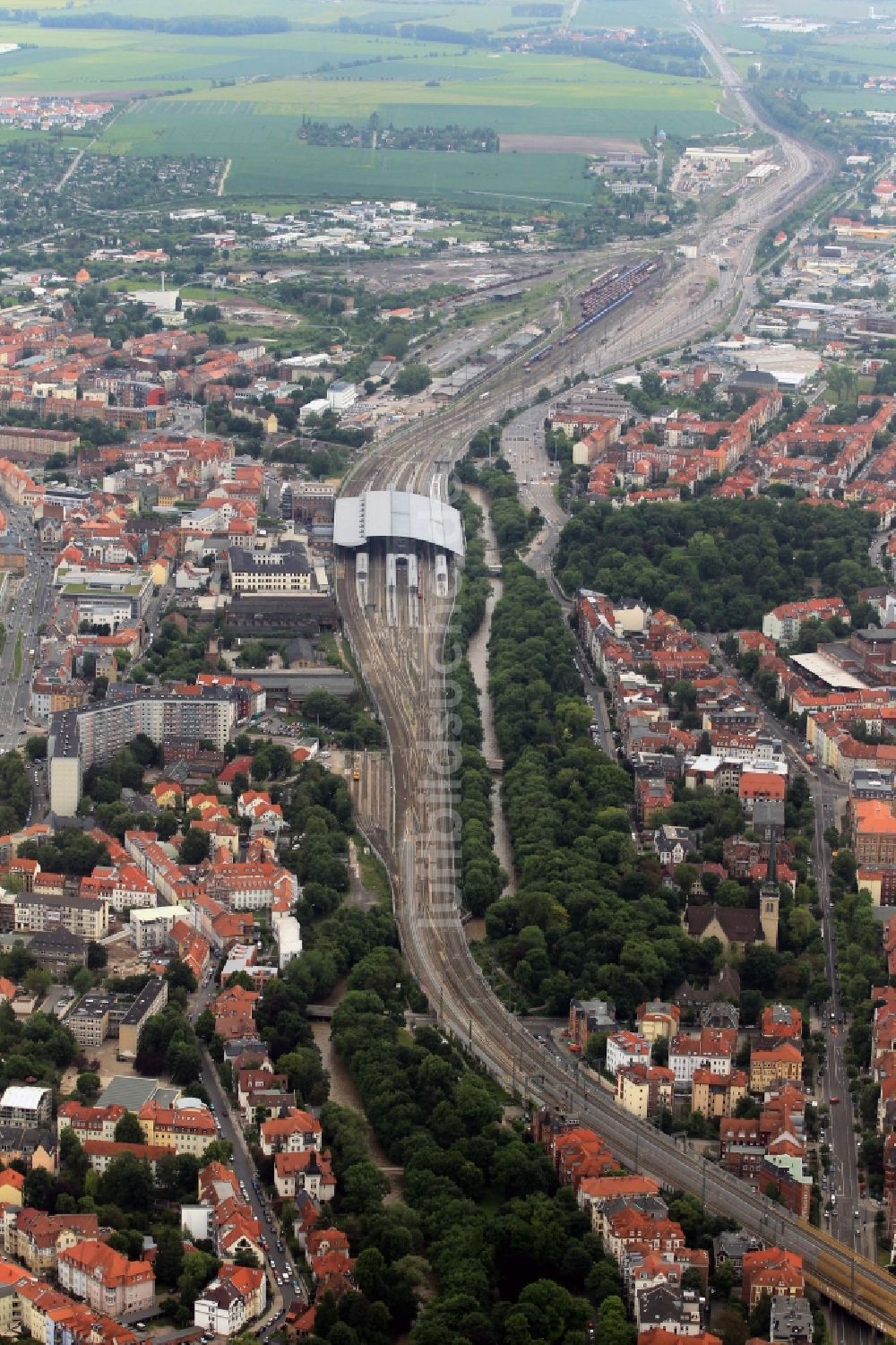 Luftaufnahme Erfurt - Hauptbahnhof Erfurt am Willy-Brandt-Platz im Zentrum der Innenstadt von Erfurt in Thüringen