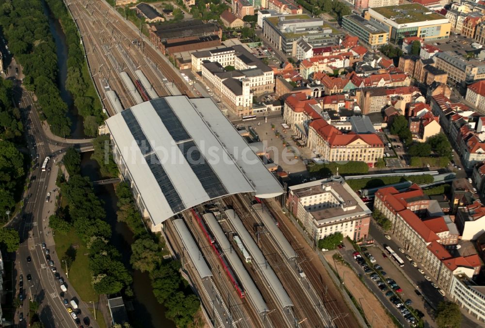 Luftaufnahme Erfurt - Hauptbahnhof Erfurt am Willy-Brandt-Platz im Zentrum der Innenstadt von Erfurt in Thüringen