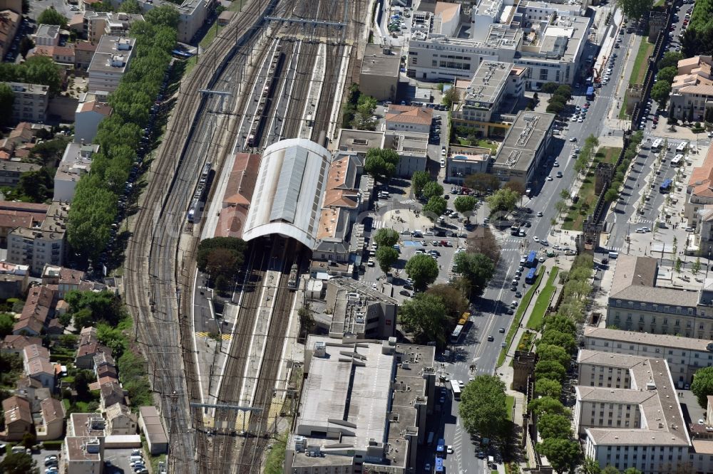 Luftaufnahme Avignon - Hauptbahnhof der französischen SNCF- Bahn in Avignon in Provence-Alpes-Cote d'Azur, Frankreich