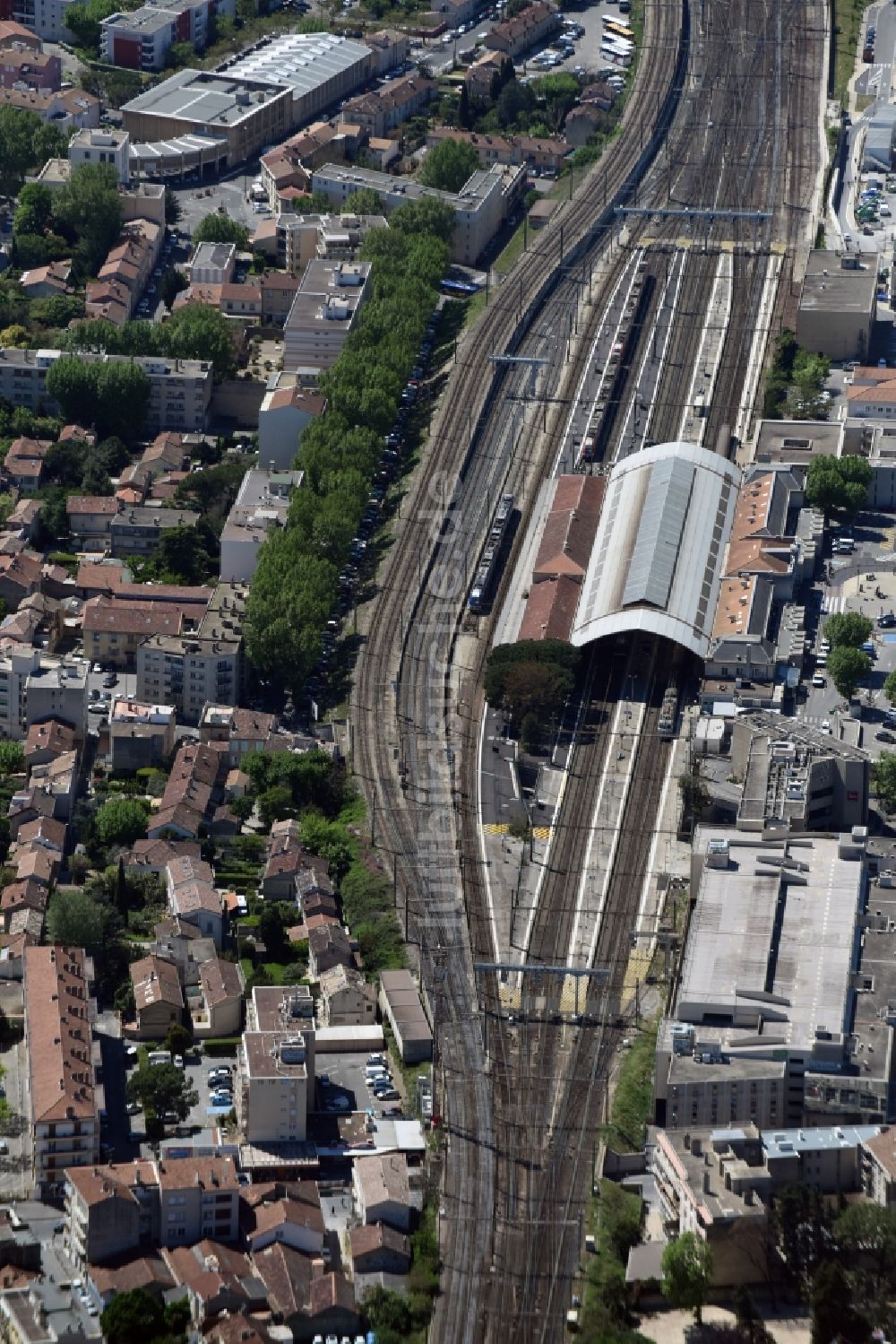 Avignon von oben - Hauptbahnhof der französischen SNCF- Bahn in Avignon in Provence-Alpes-Cote d'Azur, Frankreich