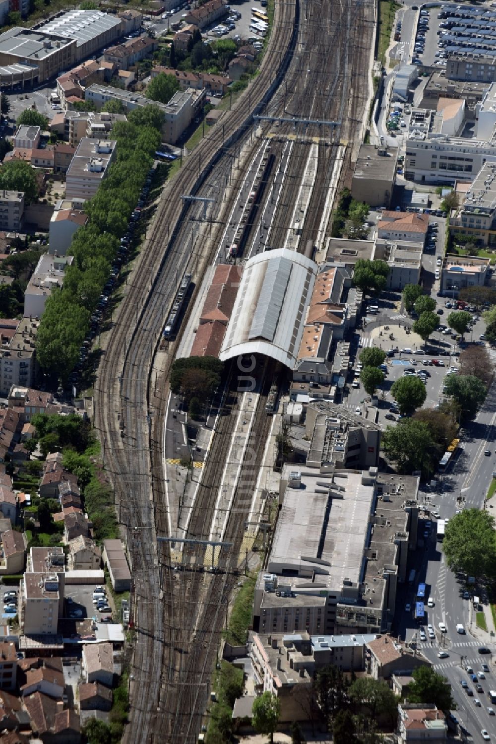 Avignon aus der Vogelperspektive: Hauptbahnhof der französischen SNCF- Bahn in Avignon in Provence-Alpes-Cote d'Azur, Frankreich