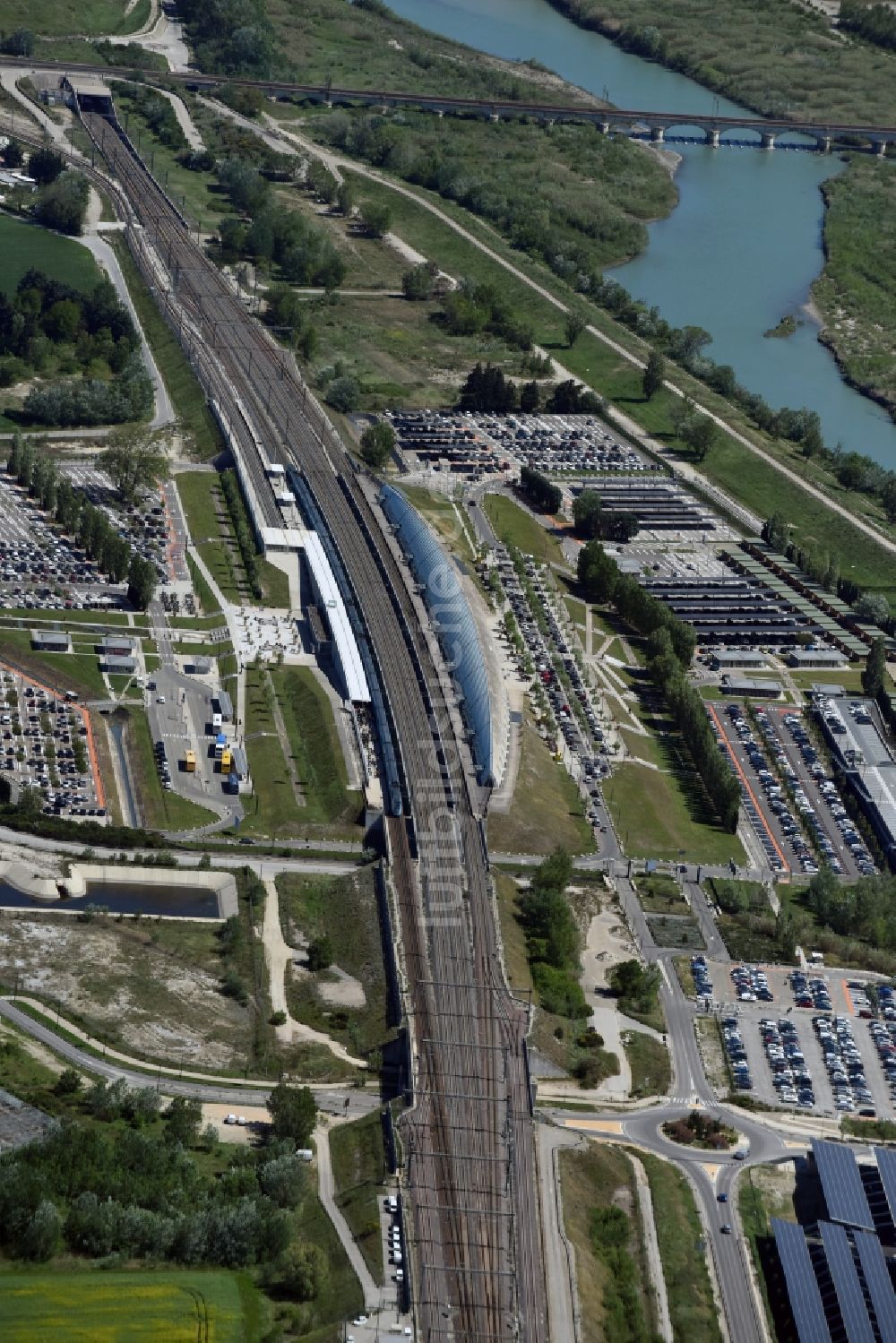 Avignon von oben - Hauptbahnhof der französischen SNCF- Bahn in Avignon in Provence-Alpes-Cote d'Azur, Frankreich