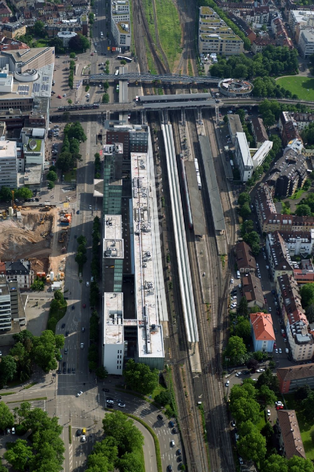 Freiburg im Breisgau von oben - Hauptbahnhof Freiburg (Breisgau) Hbf der Deutschen Bahn in Freiburg im Breisgau im Bundesland Baden-Württemberg, Deutschland