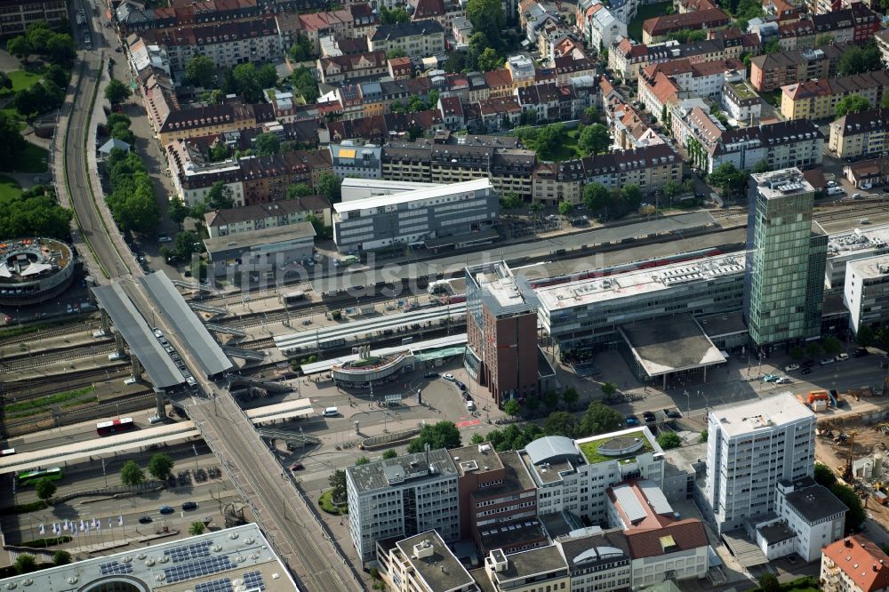 Freiburg im Breisgau aus der Vogelperspektive: Hauptbahnhof Freiburg (Breisgau) Hbf der Deutschen Bahn in Freiburg im Breisgau im Bundesland Baden-Württemberg, Deutschland