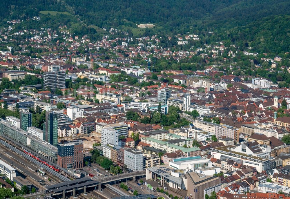 Freiburg im Breisgau von oben - Hauptbahnhof der Freiburger Innenstadt in Freiburg im Breisgau im Bundesland Baden-Württemberg, Deutschland