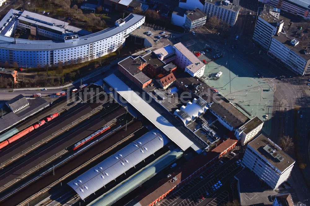 Kassel aus der Vogelperspektive: Hauptbahnhof Kassel der Deutschen Bahn in Kassel im Bundesland Hessen, Deutschland