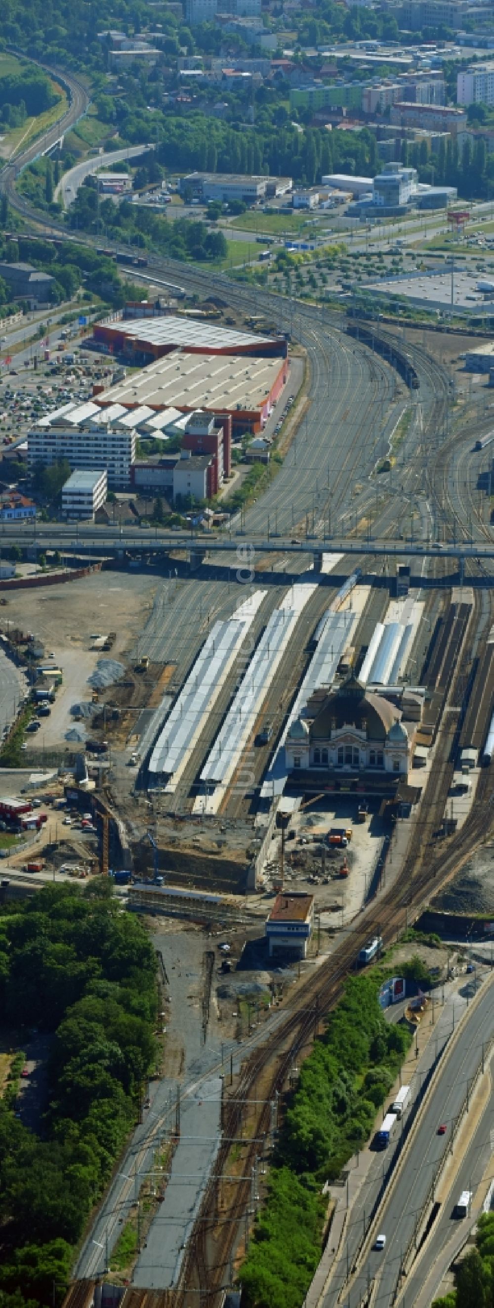 Pilsen von oben - Hauptbahnhof der Metrostav a.s. in Pilsen in Böhmen, Tschechien