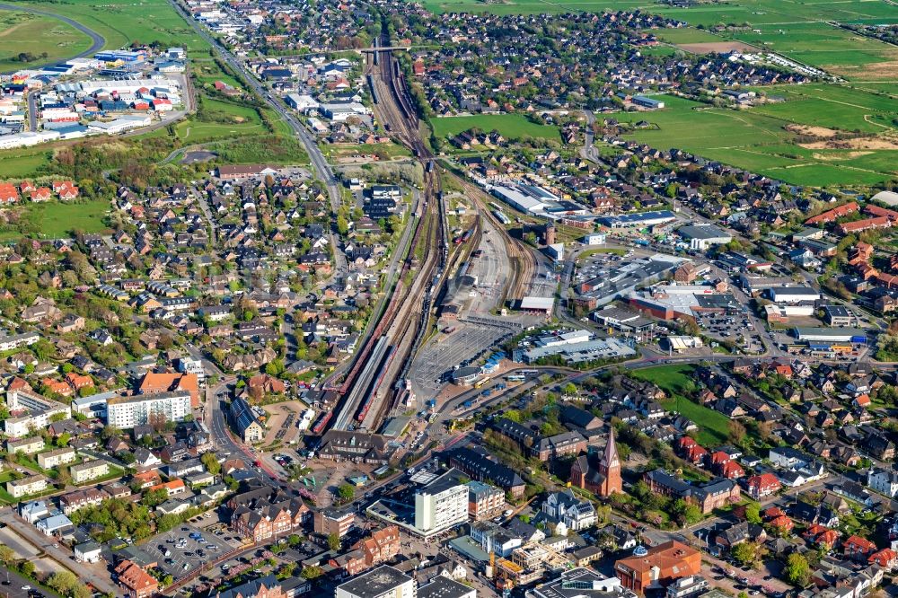 Luftaufnahme Westerland - Hauptbahnhof im Ortsteil Westerland auf Sylt im Bundesland Schleswig-Holstein, Deutschland