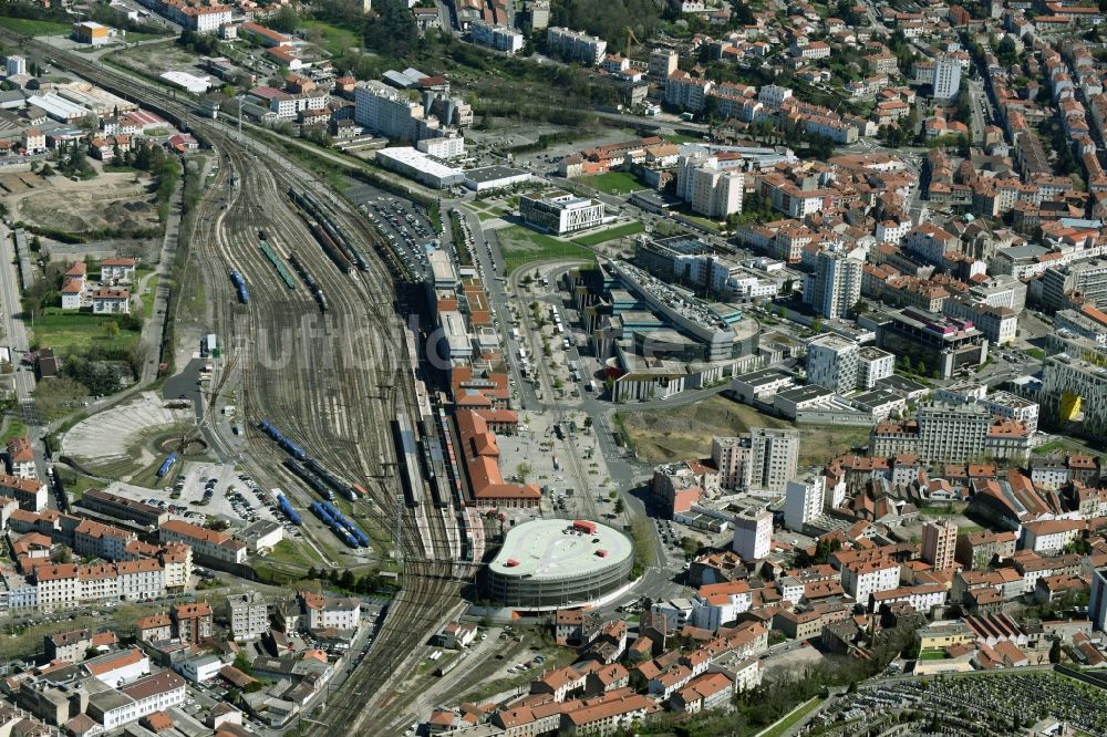 Saint-Etienne von oben - Hauptbahnhof der SNCF- Bahn in Saint-Etienne in Auvergne Rhone-Alpes, Frankreich