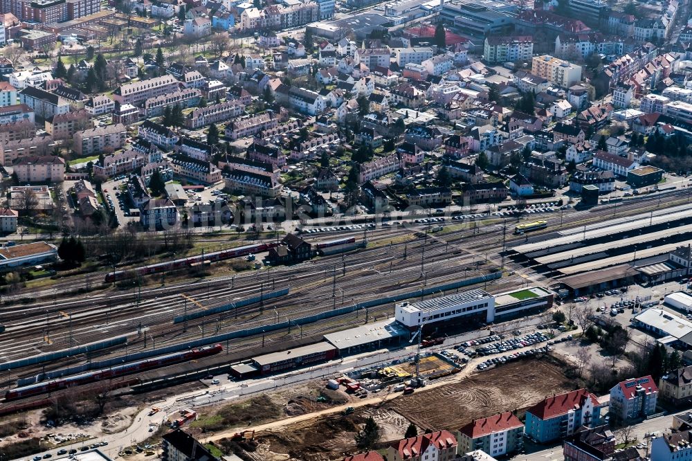 Offenburg von oben - Hauptbahnhof der Stadt Offenburg und Gleisanlage in Offenburg im Bundesland Baden-Württemberg, Deutschland