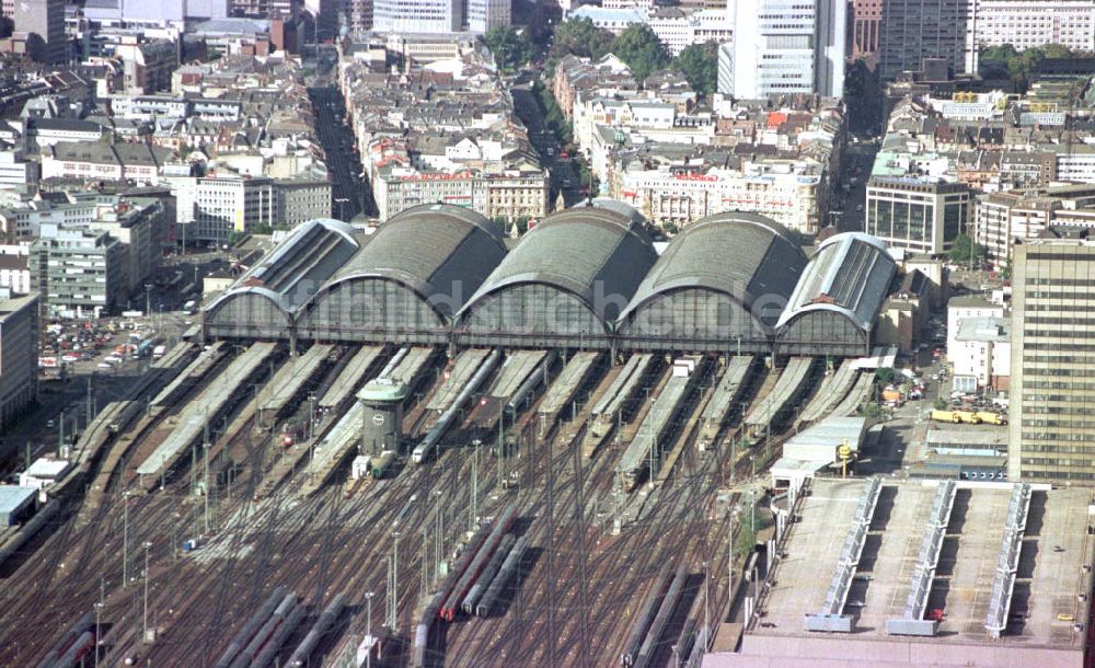 Frankfurt am Main aus der Vogelperspektive: Hauptbahnhof im Stadtzentrum Frankfurt / Main