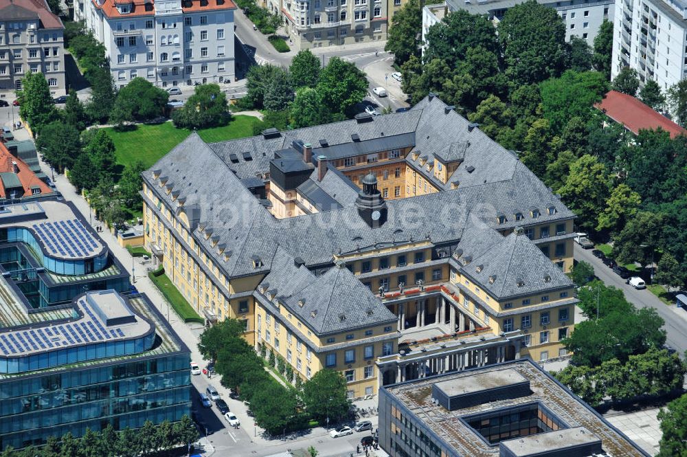 München von oben - Hauptgebäu der der Münchner Rückversicherungs-Gesellschaft MUNICH RE an der Königinstraße in München