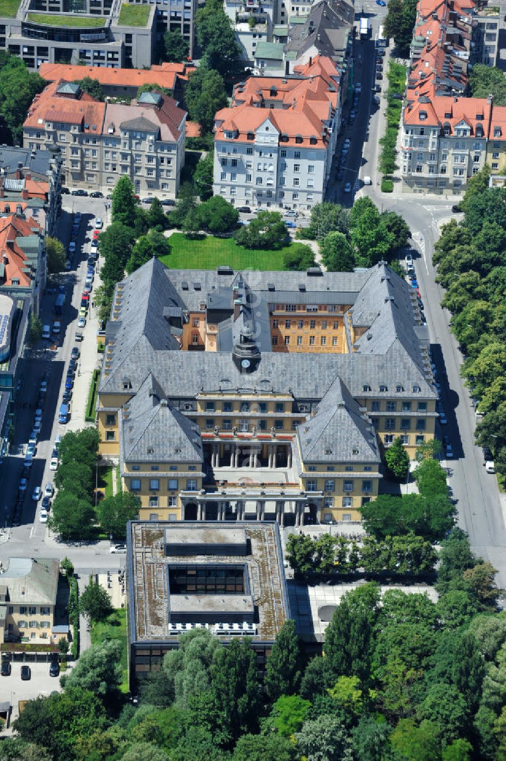 München aus der Vogelperspektive: Hauptgebäu der der Münchner Rückversicherungs-Gesellschaft MUNICH RE an der Königinstraße in München