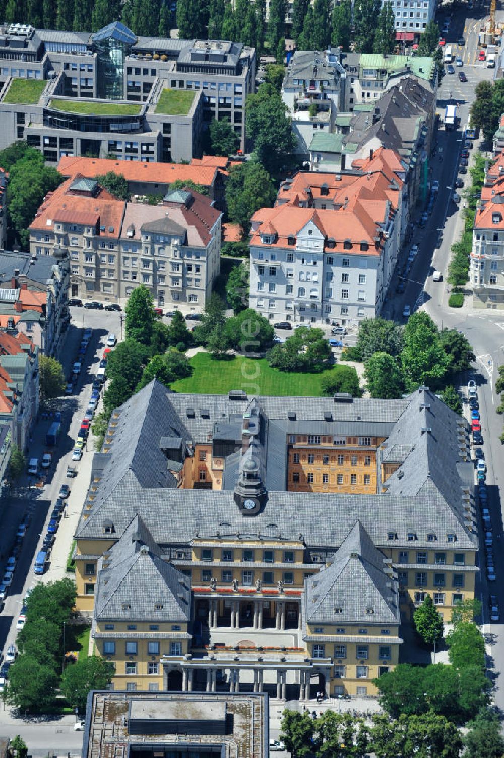 Luftbild München - Hauptgebäu der der Münchner Rückversicherungs-Gesellschaft MUNICH RE an der Königinstraße in München