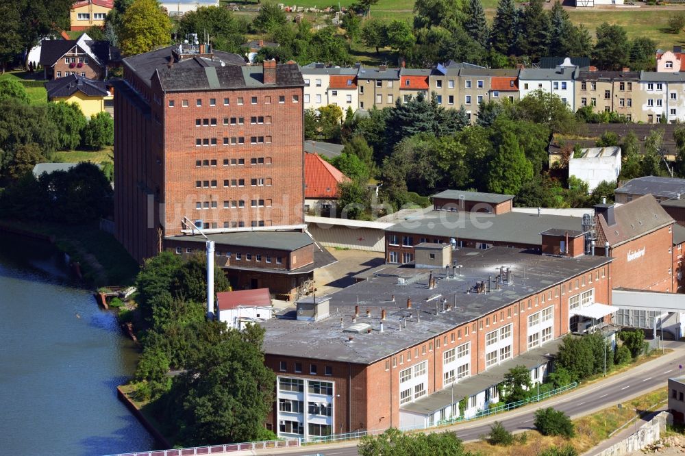 Luftbild Burg - Hauptgebäude der Burger Knäckebrotwerke an der Niegripper Chaussee in 39288 Burg im Bundesland Sachsen-Anhalt