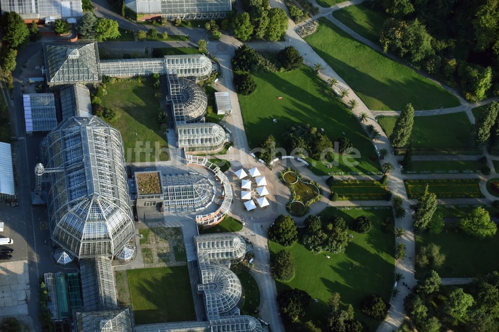 Luftaufnahme Berlin - Hauptgebäude und Gewächshäuser- Komplex im Botanischen Garten Berlin-Dahlem in Berlin