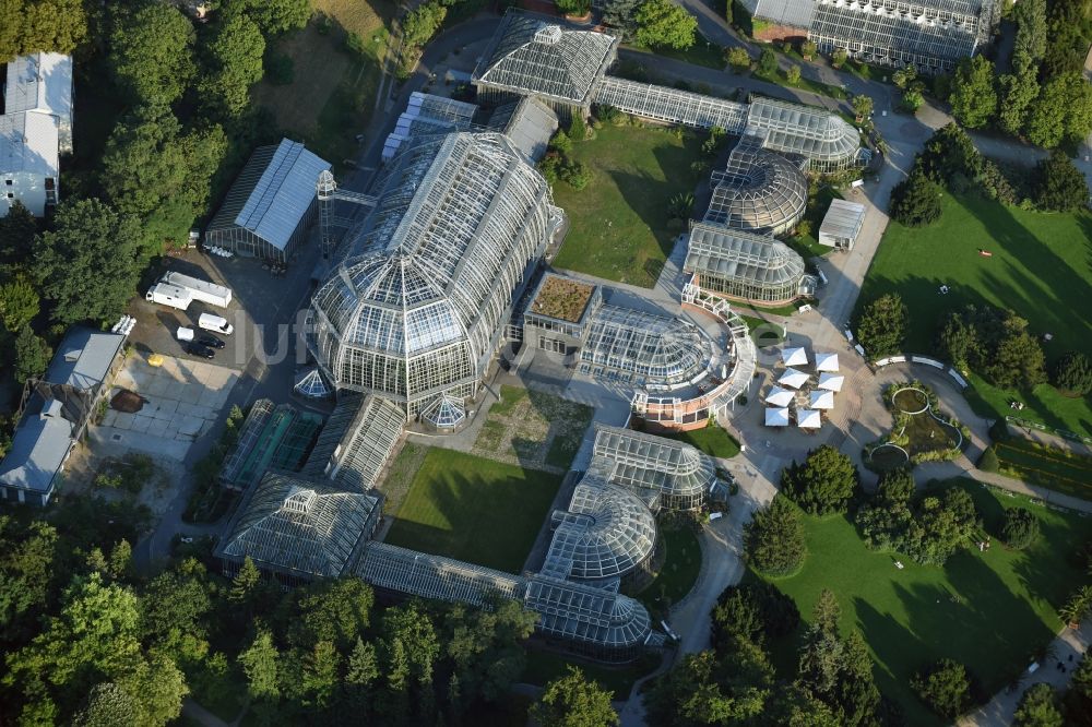 Berlin von oben - Hauptgebäude und Gewächshäuser- Komplex im Botanischen Garten Berlin-Dahlem in Berlin