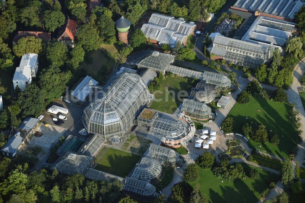 Berlin aus der Vogelperspektive: Hauptgebäude und Gewächshäuser- Komplex im Botanischen Garten Berlin-Dahlem in Berlin