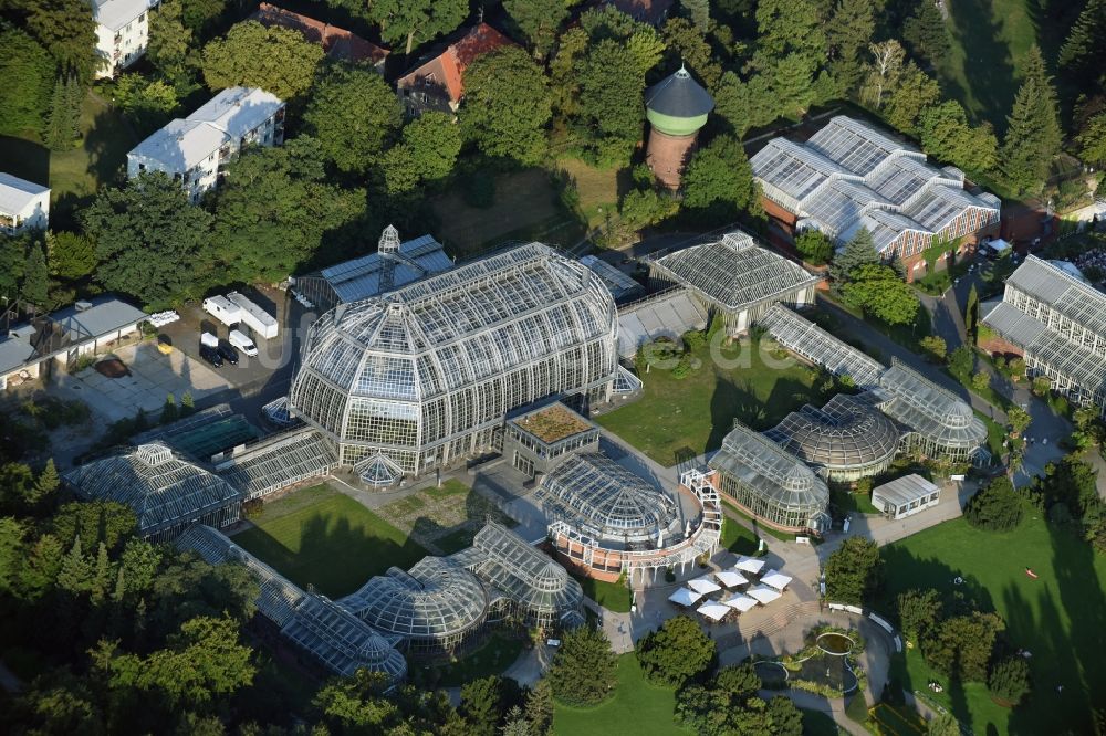 Luftaufnahme Berlin - Hauptgebäude und Gewächshäuser- Komplex im Botanischen Garten Berlin-Dahlem in Berlin