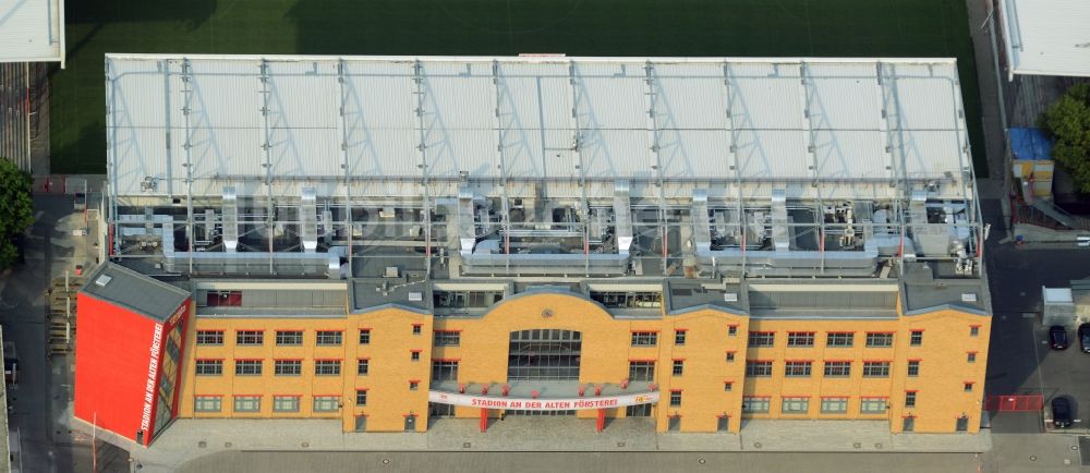 Berlin aus der Vogelperspektive: Hauptgebäude des Stadions An der Alten Försterei im Bezirk Treptow-Köpenick in Berlin